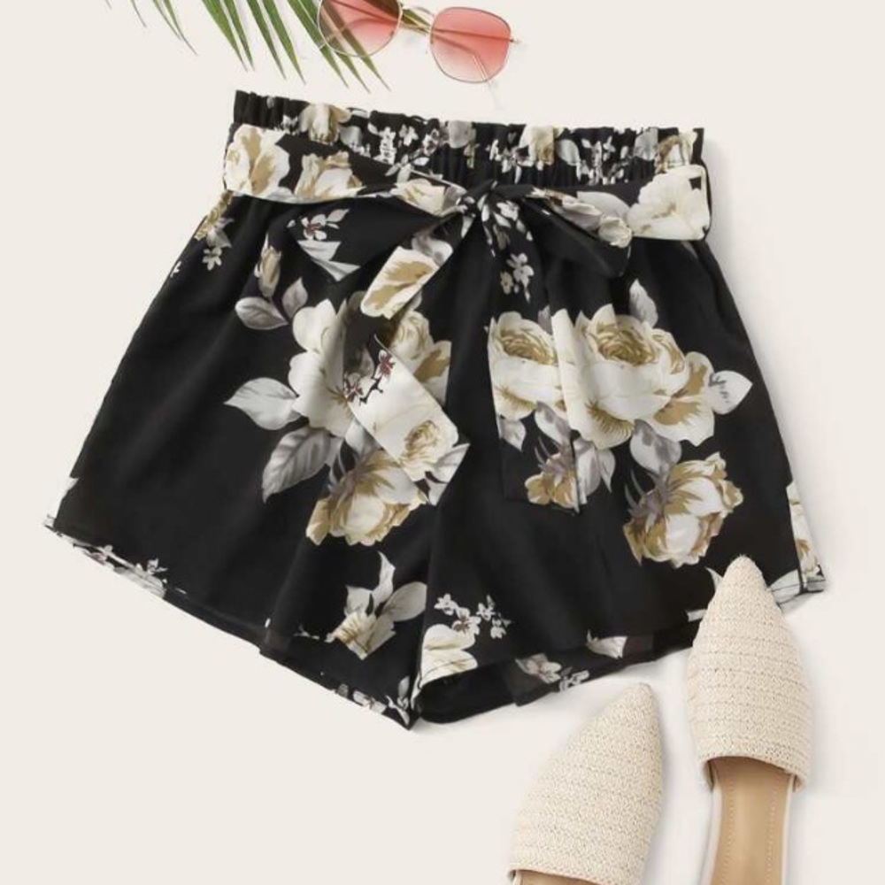 🌻🖤BLACK FLORAL PRINT PAPER BAG SHORTS W BELT🖤🌻